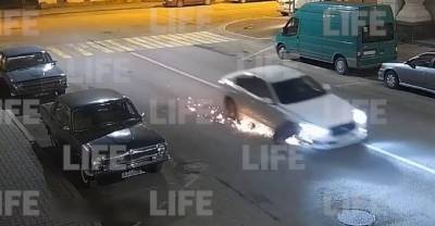 Водитель Infinity протаранил две машины, а потом устроил искромётную езду на трёх колёсах — видео