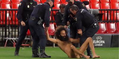 Голый мужчина выбежал на поле в матче Лиги Европы, который прошел без зрителей — видео