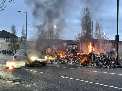 В Северной Ирландии уже шестую ночь продолжаются беспорядки: пострадали десятки полицейских - unn.com.ua - Киев - Ирландия - Северная