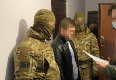В сервисном центре МВД обнаружили сепаратиста "ЛНР" (фото)