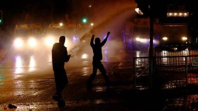 Полиция Северной Ирландии применила водометы для разгона протестующих