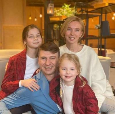 «Открыли салон»: Дочери Алексея Ягудина сделали папе яркий маникюр и педикюр