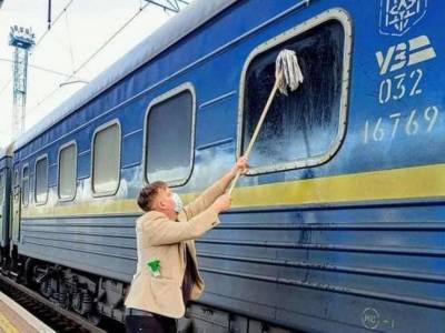 Датчанин попытался отмыть окно украинского поезда, но не смог (фото)