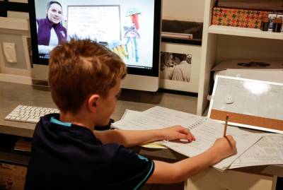 Каждый третий школьник Украины учится онлайн