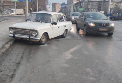 Мужчины на дорогом внедорожнике пытались угнать ржавый «Москвич» в Новосибирске