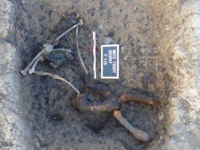 В древнеримском погребальном костре обнаружили уникальный церемониальный стул
