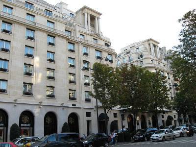 В Париже неизвестные совершили ограбление одного из лучших отелей в мире и мира