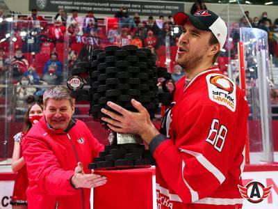 Хоккеисты "Автомобилиста" выиграли трофей – 30-килограммовый кубок из шайб