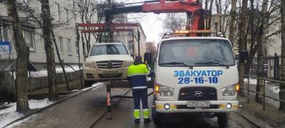 В Петрозаводске инспекторы наказали "мастеров парковки" на белых Мерседесах (ФОТО)