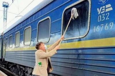 Датчанин попытался отмыть окно украинского поезда, но не смог