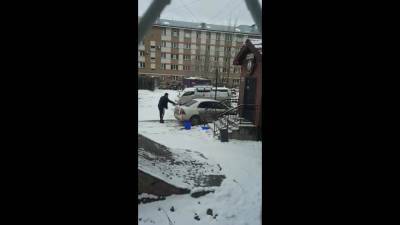 Южносахалинец помыл машину под окнами чиновников