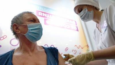Мобильные пункты, надежные препараты: в РФ продолжается масштабная вакцинация от COVID-19