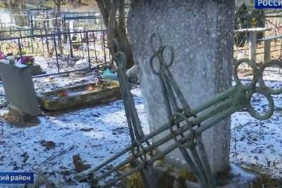 Неизвестные разгромили кладбище под Псковом