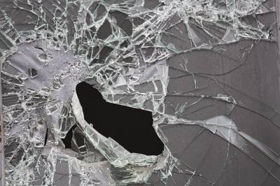 На КАД слетевшая с фуры льдина разбила лобовое стекло легковушки
