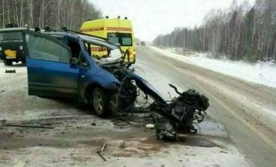Вырвало двигатель, пришлось разрезать машину: на трассе Омск – Тюмень пассажирка Mazda погибла в ДТП