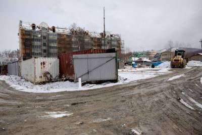 Строители выносят грязь с площадок на улицы Южно-Сахалинска
