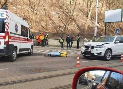 Во Львове автомобиль BMW сбил насмерть женщину-курьера