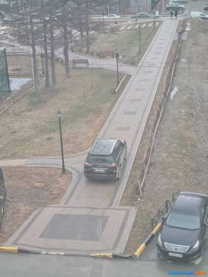 4000 рублей заплатит владелец "Лексуса" за парковку в сквере Южно-Сахалинска