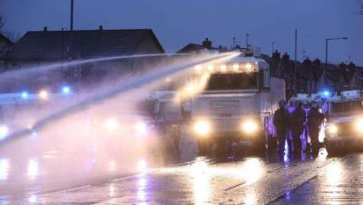 Полиция Белфаста применила водометы для разгона демонстрантов