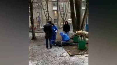 Дерево рухнуло на мужчину во время непогоды в Москве