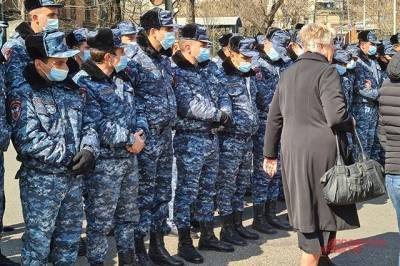 Родные пропавших без вести военных заблокировали здание МО Армении