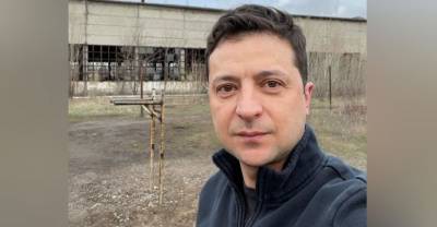 Зеленский опубликовал фото на фоне заброшенного здания и ржавых брусьев в Донбассе