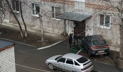 В одном из дворов Тюменской области «Рено» сбил скамью возле подъезда