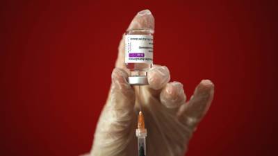 Привитых AstraZeneca французов уколют другой вакциной