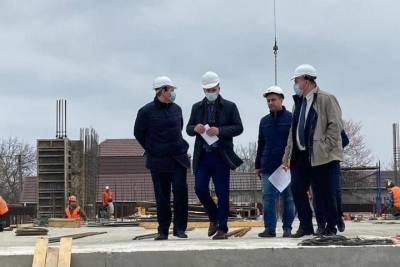 Депутаты ЗСК посетили строительную площадку школы в станице Старокорсунской