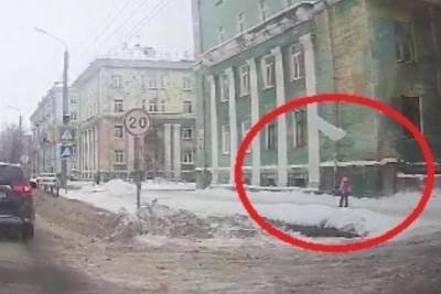 В Северодвинске суд оштрафовал мастера «управляйки» за неубранный с крыши дома снег