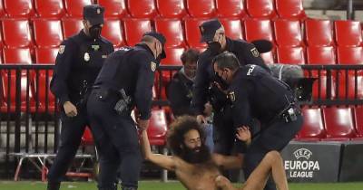 В матче Лиги Европы на поле выбежал голый мужчина: погоня за ним продолжилась на улицах Гранады (видео)