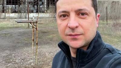 Зеленский опубликовал селфи на фоне ржавых брусьев в Донбассе