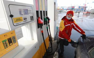 Власти будут сдерживать цены на бензин (за наш счет)