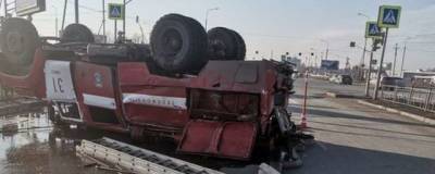 В Омске на Левобережье в ДТП перевернулась пожарная машина, есть пострадавшие