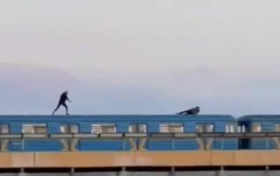 В Киеве два экстремала проехались на крыше метро
