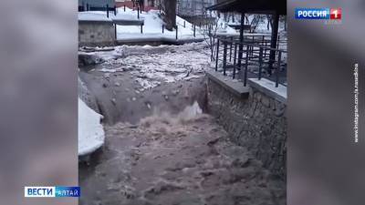 Сход потока воды и снега с гор в реку Белокуриху попал на видео