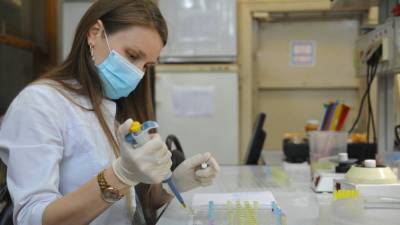 Российские ученые испытывают новую вакцину от нескольких штаммов COVID-19