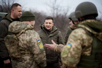 Зеленский сделал селфи во время визита в Донецкую область