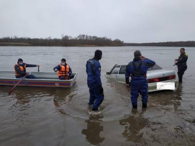 Утопленника достали из реки Дон на севере Ростовской области спасатели