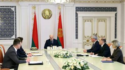 Лукашенко напомнил политикам о запрете на зарубежную финпомощь