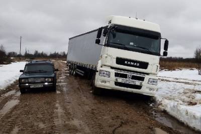 В Ярославской области трое суток бедствует без еды и воды дальнобойщик