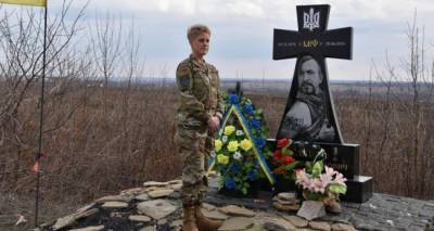Военный атташе США «засветилась» на Донбассе с черепом на рукаве
