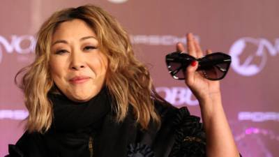 Певица Анита Цой едва может пошевелить рукой после заражения коронавирусом
