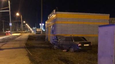 «Лада Приора» влетела в здание магазина в Саранске, есть раненые