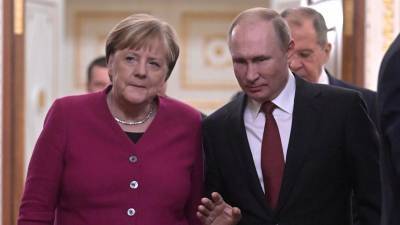 Песков: Путин разъяснил Меркель, что Россия вольна передвигать свои ВС
