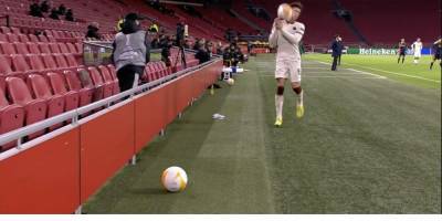 Скандал в Лиге Европы. Болбой с силой бросил мяч в лицо футболисту Ромы, который тянул время — фото - nv.ua - Амстердам