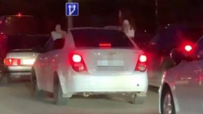 На Ставрополье водитель вез пассажиров на окнах автомобиля