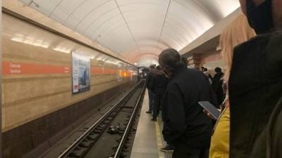 Мужчина упал на рельсы на станции метро "Спасская" в Петербурге