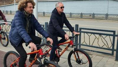 Блогер Илья Варламов покатался по Уфе на велосипеде