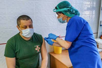 Обе дозы COVID-вакцины в Украине получили только 5 человек